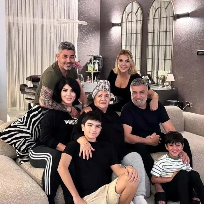 <p>Takipçilerin dikkatinden kaçmayan bu paylaşım, aile içindeki soğuk rüzgarların yeniden estiği yorumlarına neden oldu.</p>

