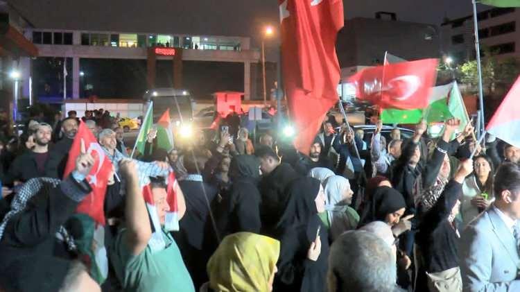 <p>Bir asker hem dedektörle hem de elleriyle beni 2 defa aradı. Ararken özel bölgelerimi insan onuruna yakışmayacak şekilde dokunarak aramaya çalıştılar. Özel bölgeme elleriyle vurdular. Bize hiçbir şekilde saygı duymuyorlardı."</p>
