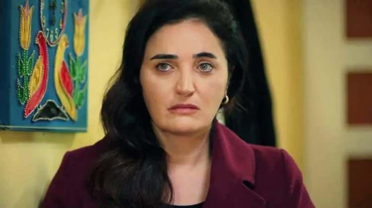 <p><strong>Kardeşlerim dizisiyle hafızalarımıza kazınan ünlü oyuncu Fadik Sevin Atasoy'a 2024 yılında meme kanseri teşhisi koyulmasının ardından dizinin final yapmasıyla birlikte hızlıca tedavi sürecine geçilmişti.</strong></p>
