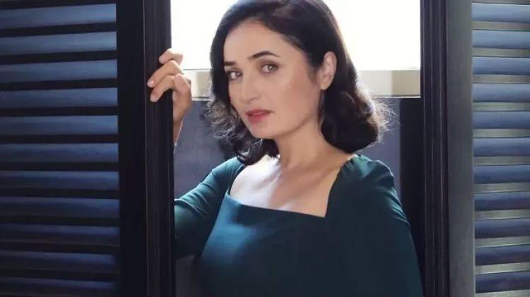 <p><span style="color:#800080"><em><strong>"Yoğurt ve peynir de tüketiyorum, ama protein almadığım için tümörüm 10 yıl boyunca çok yavaş ilerledi"</strong></em></span> sözleriyle beslenme biçiminin tümörün gelişimini yavaşlattığını vurgulayan oyuncu, Adana seyahati sırasındaki anısını şöyle anlattı:</p>
