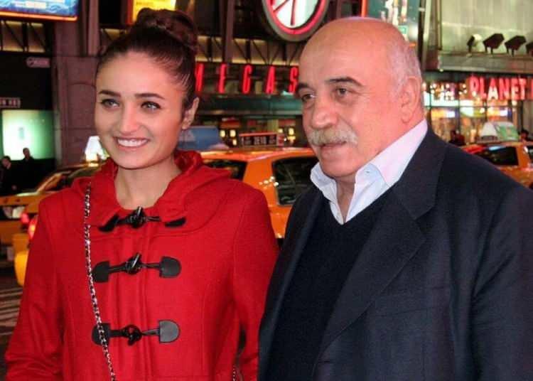 <p><span style="color:#800080"><em><strong>"Yanımda, şişler, kebaplar ve dönerler yediler. Ben de bol bol humusun tadına baktım. Annem az az yer, şimdi o da vejetaryen oldu, sayemde içli köfteyi vegan usulü yapmayı öğrendi. 14 yaşımdan beri vejetaryen besleniyorum."</strong></em></span></p>
