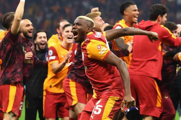<p>Barış Alper Yılmaz'ın işkence ettiği Szoboszlai, Osimhen'in gole çevirdiği penaltıya neden oldu.</p>
