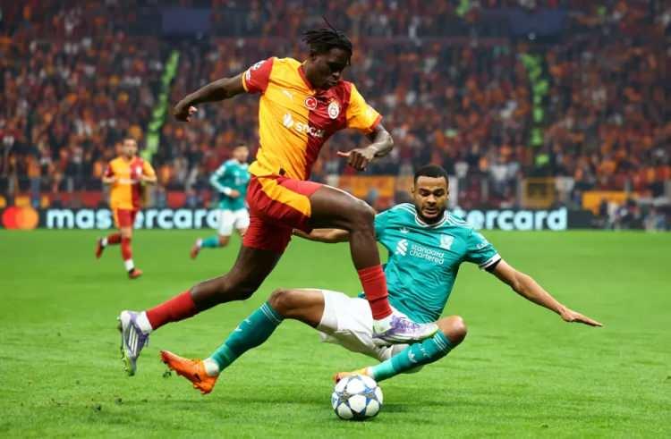 <p><strong>BBC:</strong> İngiliz takımlarını Galatasaray'ın meşhur Ali Sami Yen Stadyumu'nda selamlayan 'Cehenneme Hoşgeldiniz' karşılaması yoktu ama yeni Rams Park Stadı da bunun gibi hakiki bir spor gösterisinde bir o kadar düşmancaydı. </p>
