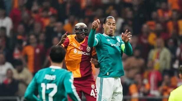 <p>Liverpool'un topa sahip olduğu anlar sağır edici bir ıslıkla karşılandı. Osimhen'in golü ve son düdükle birlikte bir histeri yaşandı. Galatasaray taraftarlarının yarattığı ortam, Premier Lig şampiyonunun hayal kırıklığı dolu bir gece daha yaşamasında büyük bir rol oynadı.</p>
