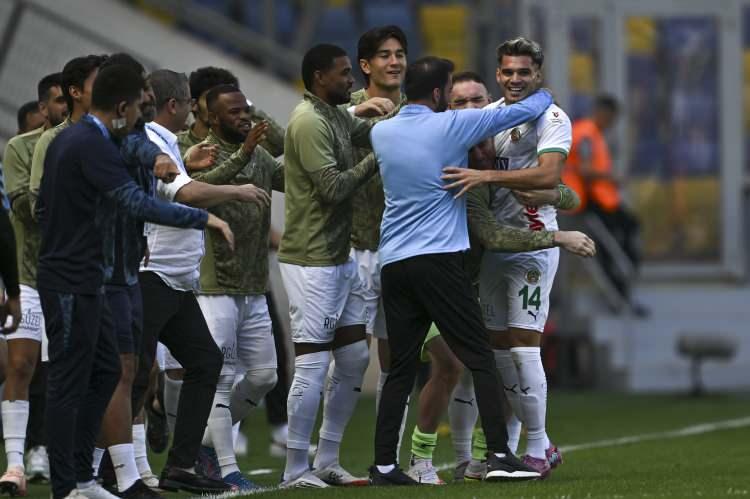 <p>Galatasaray efsanesi Gheorge Hagi'nin Alanyaspor'da forma giyen oğlu Ianis Hagi, Süper Lig'deki ilk golünü Gençlerbirliği ağlarına attı.</p>
