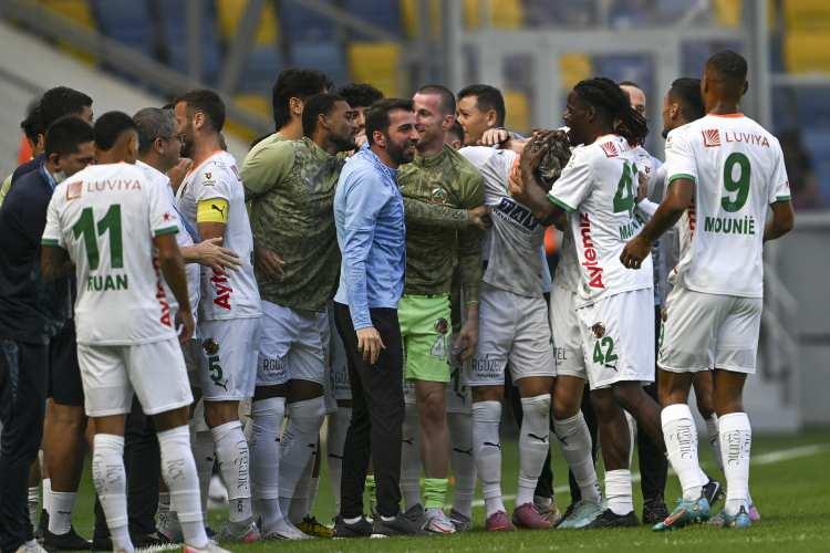 <p>Rumen futbolunun efsanesi olan babası Gheorge Hagi'nin futbolculuk yıllarında attığı gollere bir nazire yapan Ianis, böylece Süper Lig kariyerinin ilk golünü de frikikten Gençlerbirliği ağlarına yolladı.</p>
