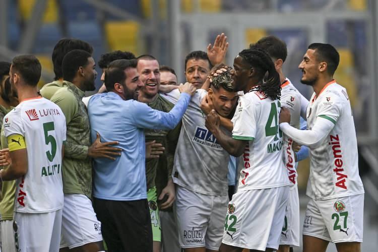 <p>Bu duran topu kullanmak için meşin yuvarlağın arkasına geçen Hagi, attığı enfes frikik golüyle takımını 1-0 öne geçirdi.</p>
