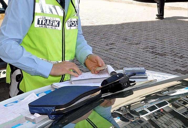 <p>Araçlardaki değişikliğin çevredekileri rahatsız edecek derecede gürültü çıkaracak özellikte olması durumunda aracı kullanan sürücüye 16 bin lira idari para cezası uygulanacak.</p>

<p>Kırmızı ışık ihlali yaparak trafik kazasına sebebiyet veren sürücülerin sürücü belgeleri 60 gün süreyle geri alınacak.</p>
