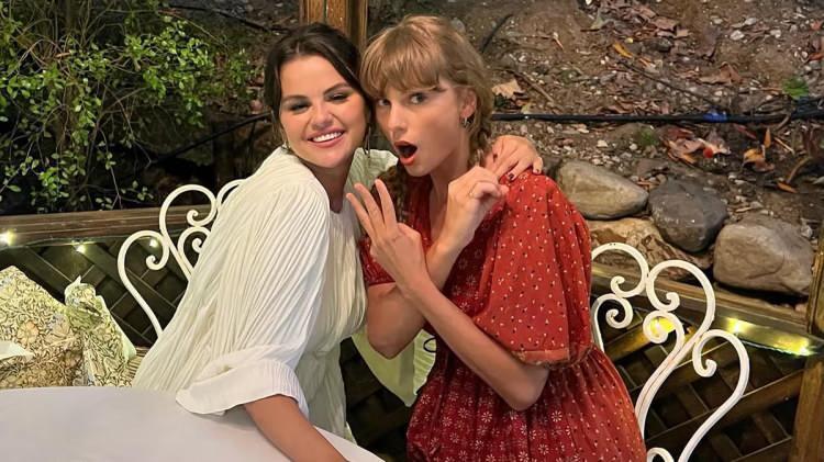 <p>Ancak son yıllarda aralarındaki mesafenin arttığı ve <strong>Selena'nın 2022'de verdiği bir röportajda sadece Taylor Swift'i gerçek arkadaşı olarak tanımlaması</strong>, kafaları karıştırmıştı.</p>
