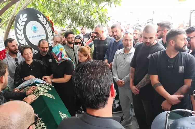 <p><strong>"AH ÇOCUK SANA NASIL KIYDILAR"</strong></p>

<p> </p>

<p>Gizli bir şekilde 'Son İsteği' adlı parçası üzerinde çalışan Güllü'nün, Minguzzi'nin 2 Ekim'de görülecek davasından önce şarkıyı bitirmeye çalıştığı öğrenildi.</p>

<p> </p>
