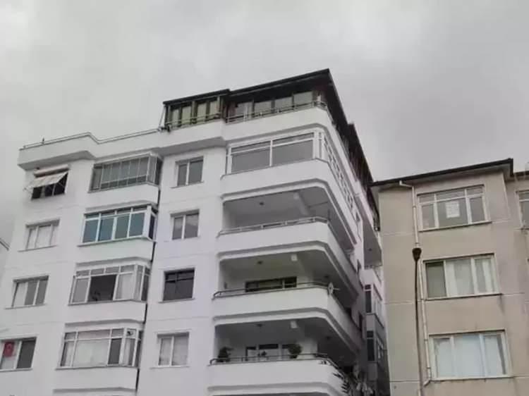 <p>Arabesk müziğin sevilen isimlerinden Güllü, 26 Eylül tarihinde Yalova'daki evinin balkonundan düşerek hayatını kaybetti.</p>

