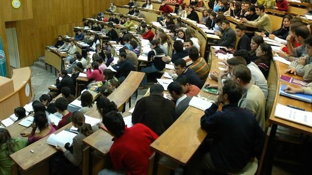 <p>YÖK Başkanı, dileyen ve şartları yetiren getiren öğrencilerin üç yılda mezuniyetinin önünü açan düzenlemenin de gündeme alınacağını kaydetti.</p>
