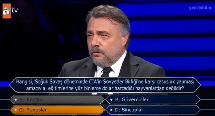 <p><strong>İlk olarak A şıkkında karar kılan yarışmacı, yanıtın yanlış olduğunu görünce "C şıkkı Yunuslar" dedi</strong>.</p>
