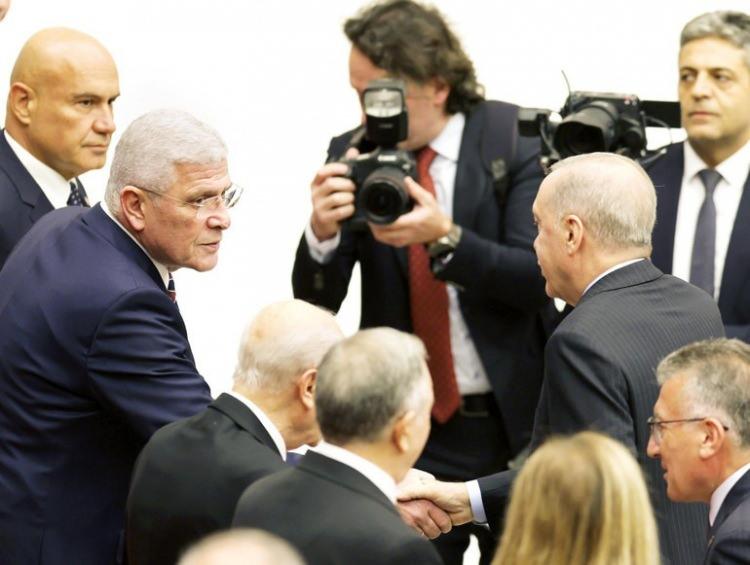 <p><strong>6- ERDOĞAN’IN İYİ PARTİ İLE TEMASI</strong></p>

<p> </p>

<p> </p>

<p>MECLİS açılış töreni fotoğrafları arasında en dikkatimi çeken fotoğraf karesi bu oldu.</p>

<p> </p>

<p>Çünkü bu fotoğrafta Erdoğan’ın İYİ Parti ile ilk sıcak teması var.</p>

<p> </p>

<p>*</p>

<p> </p>

<p>Meclis’teki konuşmasını tamamlayan Erdoğan, pek yapmadığı bir şeyi yaptı:</p>

<p> </p>

<p>Parti liderlerinin yanına giderek tokalaştı.</p>

<p> </p>

<p>İYİ Parti Lideri Müsavat Dervişoğlu ile tokalaşmasında Turhan Çömez’e özel olarak dikkat ettim.</p>

<p> </p>

<p>*</p>

<p> </p>

<p>“Geçmiş günlere gitmiş midir acaba” diye yüz hatlarına baktım.</p>

<p> </p>

<p>Sonuçta geçmiş günlere gidip gitmediğini anlayamadım.</p>
