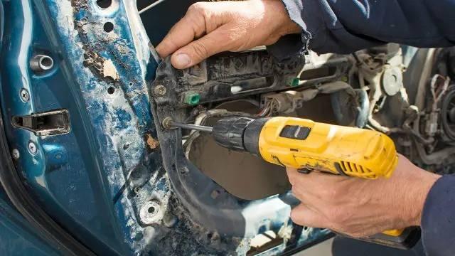 <p>Türkiye’de ikinci el araç piyasası büyük bir hızla büyüyor. Yılda 8 milyon araç el değiştirirken, araçların belirtilen özellikleri taşıyıp taşımadığını değerlendiren ekspertiz firmaları da deyim yerindeyse her köşede açılmaya başlandı. </p>
