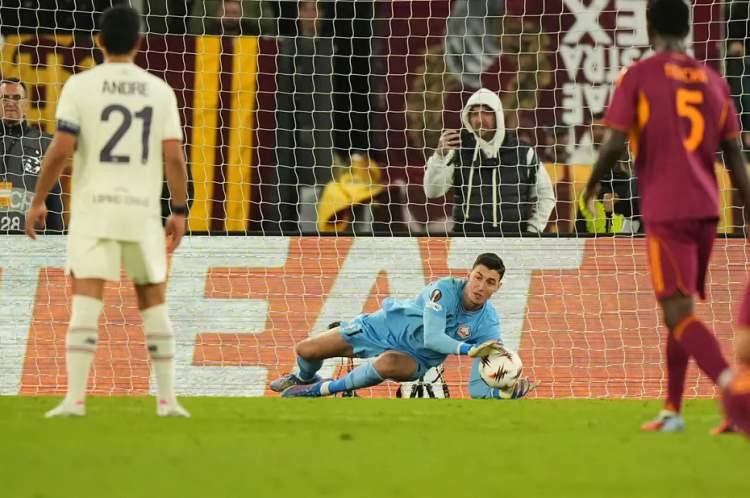 <p><strong>PENALTI 3 KEZ TEKRARLANDI 3'ÜNDE DE GOL İZNİ VERMEDİ</strong></p>
