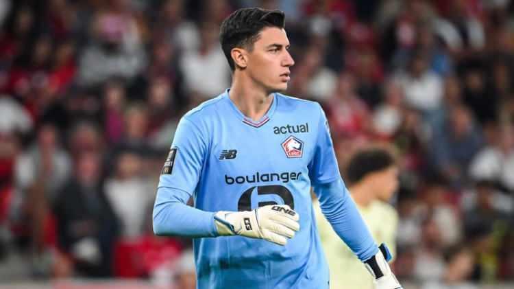 <p>L'Equipe: "Lille, kalecisi Berke Özer'in muhteşem performansıyla Avrupa Ligi'nde Roma'yı mağlup etti. Üst üste 3 penaltı kurtaran Türk kaleci, tarihi bir başarıya imza attı. Takım arkadaşlarıyla çevrili olan Türk kaleci, son düdük çalar çalmaz sahada büyük bir sevinç yaşadı."</p>
