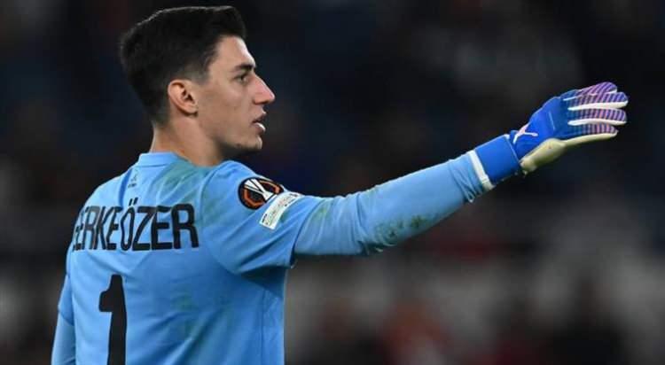 <p>La Voix du Nord: "Eşi benzeri görülmemiş: Berke Özer, AS Roma ile Lille arasındaki muhteşem maçın sonunda üst üste üç penaltı kurtardı! Şüphesiz ki tüm dünyaya yayılacak bir görüntü. Lille, Roma'da 1-0 kazandıysa, bunu büyük ölçüde inanılmaz bir başarıya imza atan kalecisi Berke Özer'e borçlu."</p>
