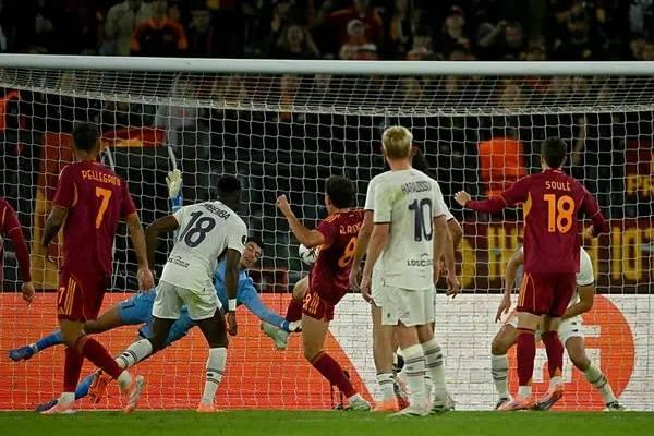 <p>Foot01: "Özer üç penaltı kurtardı, Lille Roma'yı yendi. Stadyum tanrıları, inanılmaz bir senaryoda zaferi koruyan Bruno Genesio'nun oyuncularının olağanüstü performansını ödüllendirerek Lille yanındaydı."</p>

