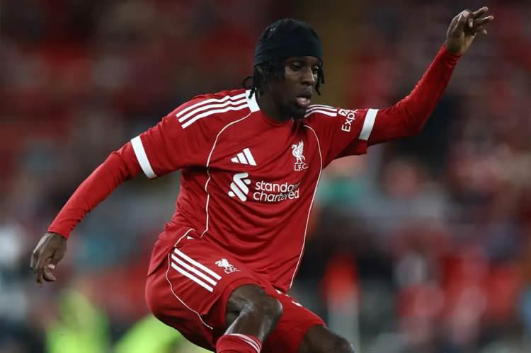 <p>Slot'un sağ bekte Conor Bradley'yi yedeğe çekip Jeremie Frimpong'a forma vermesi beklenirken, stoperde ise Ibrahima Konate'nin istikrarsızlığı nedeniyle kesik yiyeceği ve Virgil van Dijk'ın yanında Joe Gomez'in oynamasının muhtemel olduğu belirtildi.</p>
