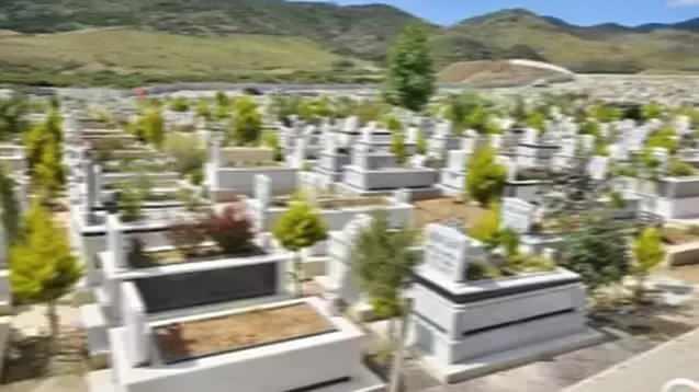 <p>Kazada Mehmet Kurt ile eşi Dudu Kurt yaşamını yitirdi. Çift, Yukarı Piribeyli Mahallesi'nde toprağa verildi.</p>
