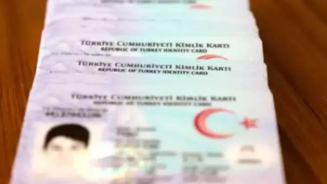 <p><span style="color:#800000"><strong>"'EŞİMİ TEDAVİ ETTİREMİYORUM"</strong></span></p>

<p>Kayıtlarda ölü göründüğü için kanser hastası olan eşinin de tedavisini sürdüremediğini ifade eden Kurt, <strong>“Çünkü ölen kişinin ailesi, SGK'ya müracaat edip öldüğünü kayıtlara geçirdikten sonra eşi veya çocukları, sosyal güvenceden yararlanabiliyormuş. Ben hayattayım, ama belgelerde ölü görünüyorum. Maaşımı alamıyorum, eşimin tedavisi aksıyor. Bu mağduriyetin bir an önce giderilmesini istiyorum.''</strong> diye konuştu</p>
