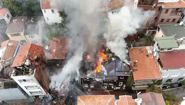 <p>Çıkan yangında alevlerin hızla yayılması sonucu bir bina yola doğru çökerken, park halindeki bir otomobil de zarar gördü. <strong>Yangının çıkış sebebi ise henüz daha belirlenemedi.</strong></p>
