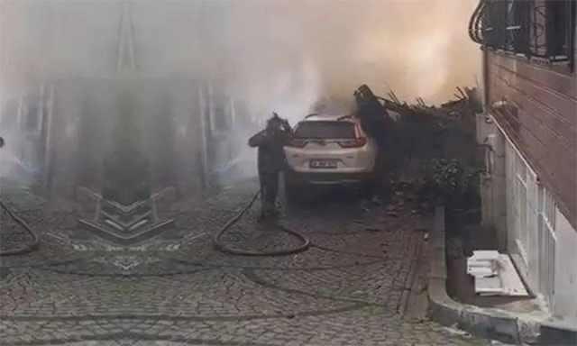 <p>Yangın nedeniyle oluşan yoğun duman, <strong>İstanbul Boğazı'nın iki yakasından da görüldü.</strong></p>
