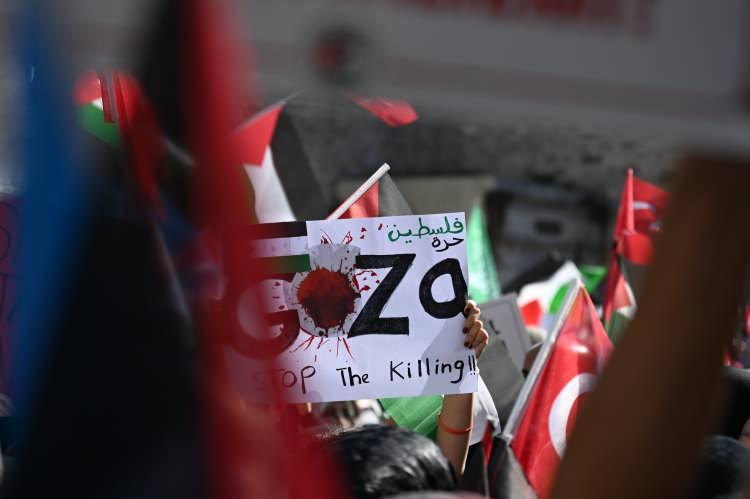 <p>Ayasofya-i Kebir Cami-i Şerifi önünde toplanan grup, Gazze'ye ilerleyen, 22 ülkeden 146 katılımcının yer aldığı 11 geminin bulunduğu filoyla dayanışma amacıyla "Özgürlüğe Yürüyoruz" çağrısıyla Eminönü'ne doğru yürüdü.</p>
