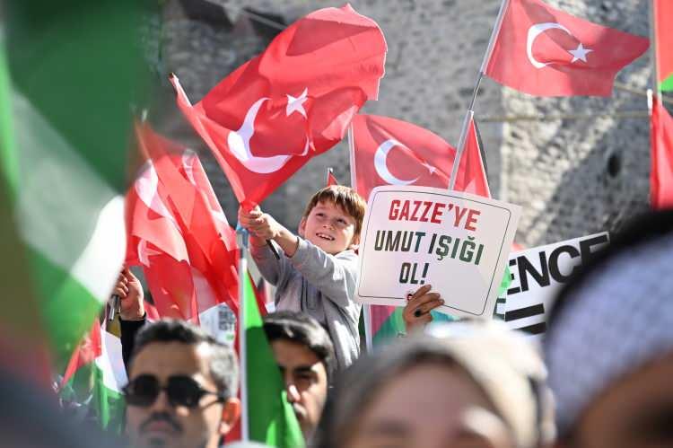 <p>Katılımcılar, "Katil İsrail Filistin'den defol", "Gazze'ye selam direnişe devam", "Nehirden denize özgür Filistin", "Müslüman uyuma kardeşine sahip çık" şeklinde slogan attı.</p>
