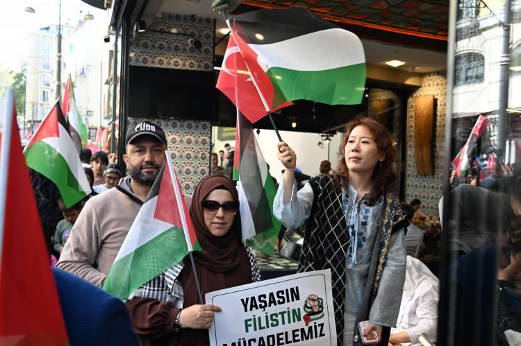 <p>"Ben Gazze'deki çocuklar için yürüyorum sen ne yapıyorsun?", "Yürü kardeşim ayağına Kudüs gücü gelsin", "Bir sabah gelecek kardan aydınlık", "Zulmün olduğu yerde tarafsız kalınmaz" yazılı döviz ve pankartlar taşıyan grubun yürüyüşü devam ediyor.</p>
