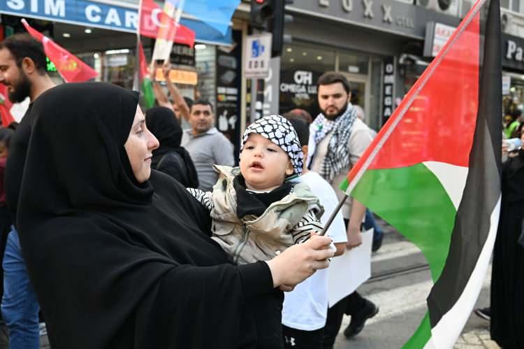 <p>Ankara'da da yine İsrail'in Gazze'de 8 Ekim 2023'ten bu yana devam eden soykırımı ve Filistin'de yaşanan insanlık dramına dikkati çekmek amacıyla düzenlenen "Gazze Kararlılık Yürüyüşü" başladı.</p>
