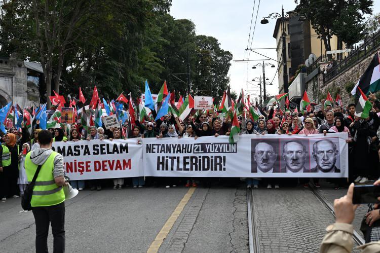 <p>Ankara Filistin Dayanışma Platformuna (ANFİDAP) mensup sivil toplum kuruluşu üyeleri ile yaşlılar, gençler ve çocukların da aralarında olduğu binlerce kişi, Gazze'de yaşanan soykırıma dikkati çekmek ve İsrail'e tepkilerini yükseltmek için Melike Hatun Camisi önünde toplandı.</p>
