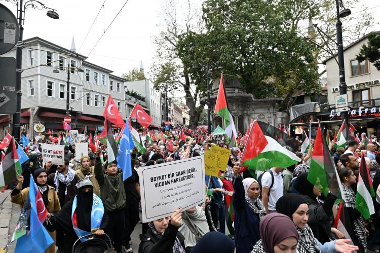 <p>Ellerinde Filistin bayraklarıyla İsrail aleyhine sloganlar atan kalabalık, "Bir adım ötede insanlık ölüyor, kahrolsun İsrail", "Müslümanlar birleşin" yazılı pankartlar taşıyor.</p>

