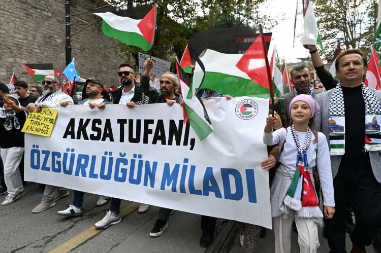 <p>Polis ekiplerinin yoğun güvelik önlemleri altında buradan hareket eden grup, Atatürk Bulvarı'ndan, 15 Temmuz Kızılay Milli İrade Meydanı'na yürüyecek.</p>
