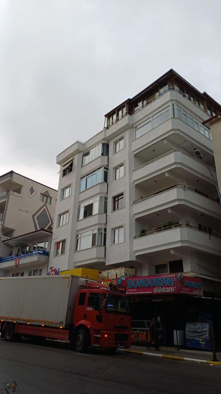<p><span style="color:rgb(0, 0, 0)">Annem, hazır mıyız haydi kalkın oynayalım diyor. Sonra annem görüntüden çıkıyor. </span></p>
