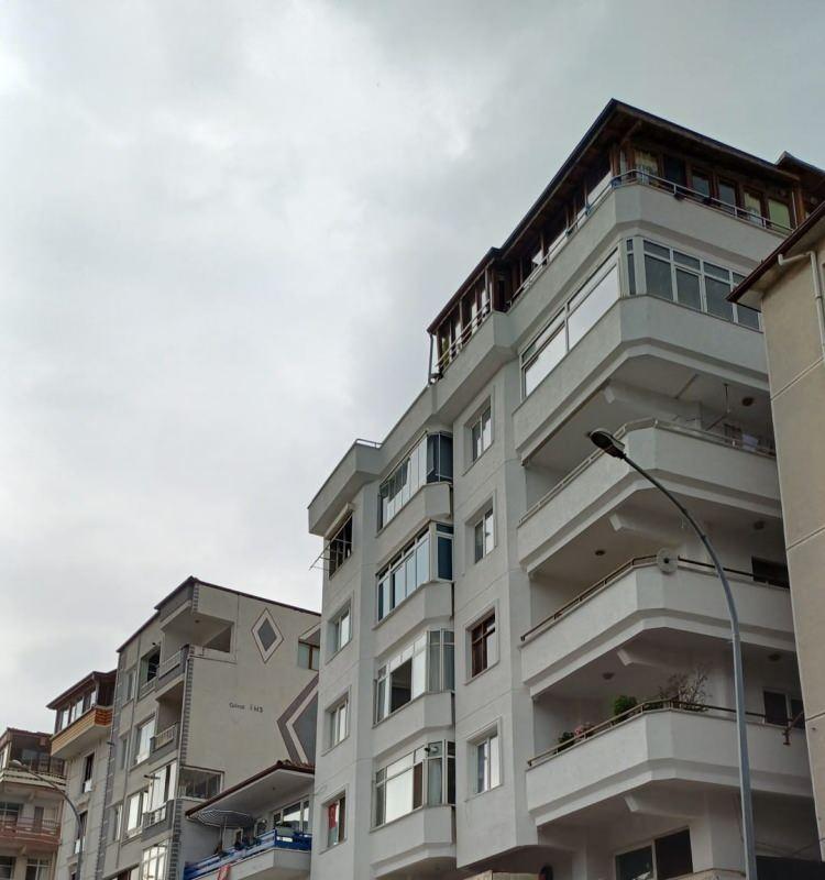 <p><span style="color:rgb(0, 0, 0)">Bir de annem alkol içtiğinde dengesi kaybolur yere düşer. Ben annemin intihar veya başka bir şekilde düşmüş olacağını düşünmüyorum. </span></p>
