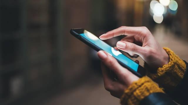 <p>Gelişen teknoloji, dolandırıcıların yöntemlerini de değiştirdi. Artık telefonunuza gelen her arama güvenli olmayabilir. Uzmanlara göre dolandırıcılar, sahte numaralar üzerinden arayarak vatandaşları ikna ediyor ve kişisel bilgilerini ele geçirerek banka hesaplarını boşaltıyor.</p>
