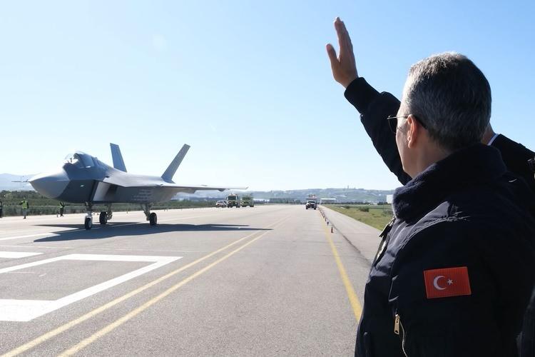 <p>Motor geliştirme projeleri kapsamında, ihtiyaç duyulan askeri motorların yerli ve milli imkanlarla karşılanması amacıyla çalışmalar yürütülüyor. Atılan adımlarla, milli platformların motor gibi kritik bir alt sistemdeki yurt dışı bağımlılığının sonlandırılması hedefleniyor.</p>
