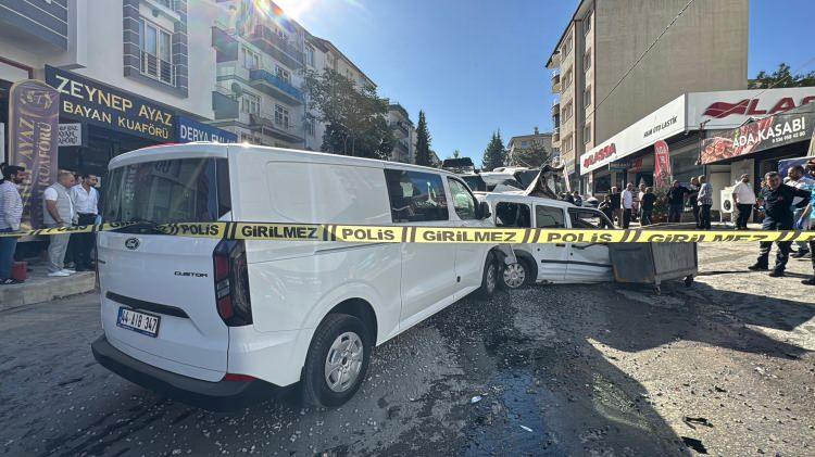 <p>Malatya'da freni arızalanan kamyon adeta dehşet saçtı. Bir cadde kaza nedeniyle neredeyse savaş alanına döndü. </p>
