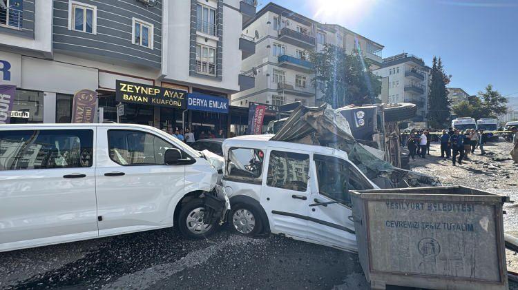 <p>Malatya'nın Yeşilyurt ilçesinde freni arızalanan kamyon, kırmızı ışıkta ve yol kenarında bekleyen 15 araca çarptı.</p>
