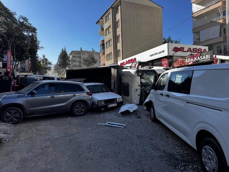 <p>İhbar üzerine bölgeye çok sayıda polis ve sağlık ekibi sevk edildi.</p>

<p> </p>
