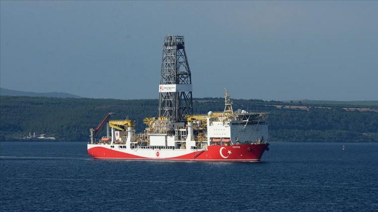 <p>Cumhurbaşkanı Recep Tayyip Erdoğan, temmuz ayında yaptığı açıklamada, Türkiye'nin 4 olan derin deniz sondaj gemisi sayısını "6'ya çıkarma" kararını duyurmuştu. Bu kapsamda Türkiye Petrolleri envanterine katılan ikiz gemilerden ilkine helikopter pisti ve 200 kişilik yaşam alanı da entegre edildi.</p>

<p> </p>
