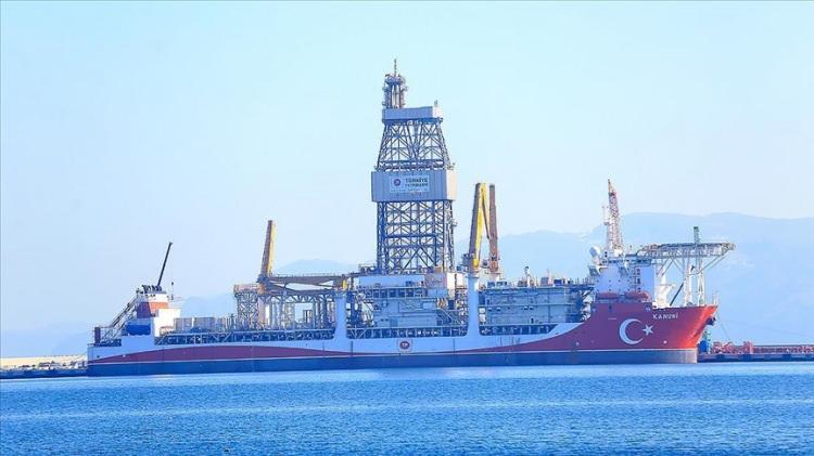 <p>Yeni gemilerle Türkiye, denizlerde yürüttüğü petrol ve doğal gaz arama faaliyetlerinde "ileri teknolojili yüksek kapasiteli" bir seviyeye geçecek. 6 sondaj ve 2 sismik araştırma gemisiyle toplam 8 gemilik dev filoya sahip olan Türkiye'nin, ayrıca 2 yüzer üretim platformu da bulunuyor.</p>

<p> </p>
