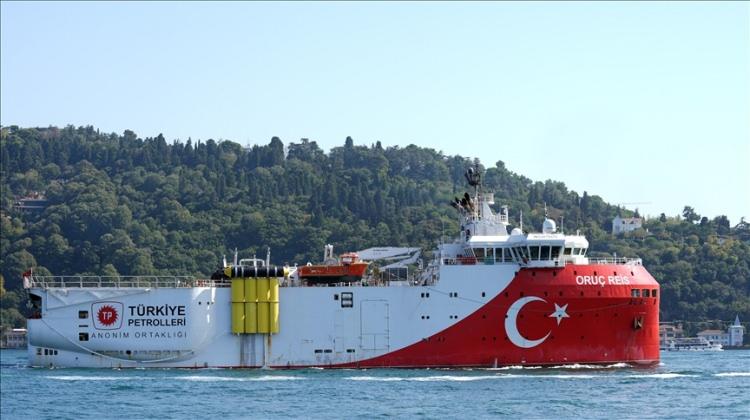 <p>Açık denizlerde 2 ve 3 boyutlu derin sismik araştırmalar yapabilecek kapasitede modern sevk ve manevra sistemleriyle donatılan gemiyle, petrol ve doğal gaz araştırmalarının yanı sıra kara alanlarının deniz altındaki devamlılıklarının izlenmesi, kıta sahanlığı gibi stratejik öneme sahip bilimsel araştırmalar da etkin şekilde icra edilebiliyor.</p>

<p> </p>
