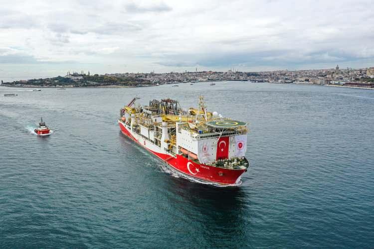 <p>Gemi formatında olan ve inşası devam eden platformun temini için Çin menşeli bir firmayla anlaşıldı. Mühendislik, tedarik, imalat, kurulum ve devreye alma faaliyetlerini kapsayan sözleşme kapsamında platformun üretimine başlandı.</p>

<p> </p>
