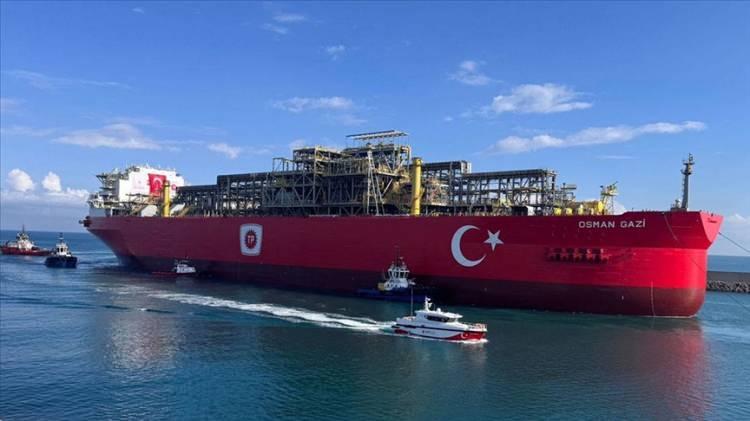 <p>Türkiye'nin 2. FPU'su olacak platformun günlük gaz üretim kapasitesinin 25 milyon metreküp olması öngörülüyor. İlk etapta toplam 27 derin deniz kuyusundan 20 milyon metreküp doğal gaz üretilmesi hedefleniyor.</p>
