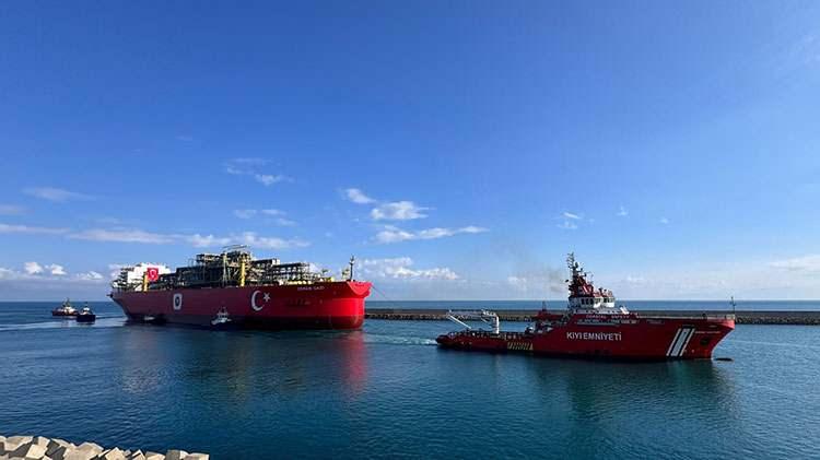 <p>Yeni platformun uzunluğu 273 metre, genişliği 54 metre, derinliği ise 26 metre olacak. Platform, karadan yaklaşık 180 kilometre açıkta, yaklaşık 2 bin 200 metre su derinliği olan bölgede 4 grupta toplam 20 halat sistemiyle deniz zeminine demirlenecek ve sabit olacak. Ayrıca platform, üzerinde 150 personel için barınma alanları sağlayacak.</p>

<p> </p>
