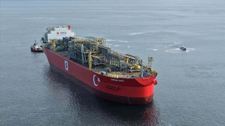 <p>Platform, ham doğal gaz üretimini yerinde karşılayıp kuyuların kontrolü, su ayrışımı, kurutma kompresyon, ölçüm ve benzeri operasyonları gerçekleştirecek. </p>
