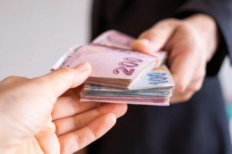 <p><strong>MEMUR VE MEMUR EMEKLİLERİNİN ZAM ORANI NE OLACAK?</strong></p>

<p> </p>

<p>Memur ve memur emeklileri toplu sözleşme zammına ek olarak enflasyon farkı alıyor. Memur ve memur emeklileri temmuz ayında yüzde 15,6'lık zam aldı. Bunun yüzde 5'lik kısmı toplu sözleşme zammını kapsıyor. Temmuz, ağustos ve eylül enflasyonu göz önüne alındığında memur ve memur emeklileri için yüzde 2,4 enflasyon farkı hakkı kazanıldı.</p>
